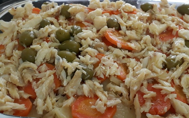 Salada de feijão-fradinho com bacalhau
