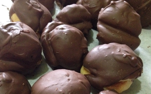 Carolina com cobertura de chocolate, recheada com sorvete ( profiterólis)