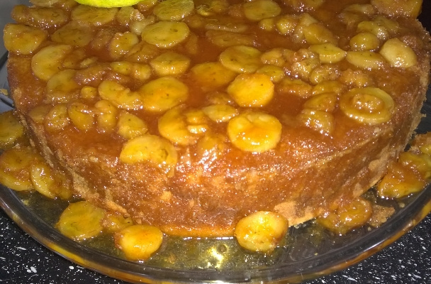 Bolo caramelizado de banana