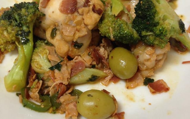 Frango com brócolis e bacon