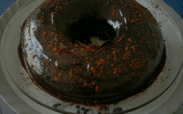 Bolo de cenoura com calda de chocolate de microondas