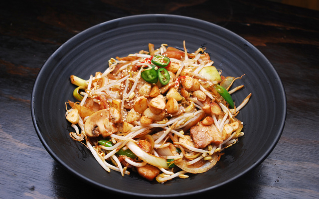 Broto de feijão com molho de soja (moyashi com shoyu)