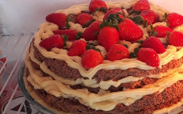 Naked cake de chocolate com brigadeiro branco e frutas vermelhas