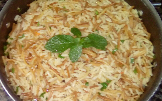 Arroz com aletria ( macarrão cabelo de anjo)
