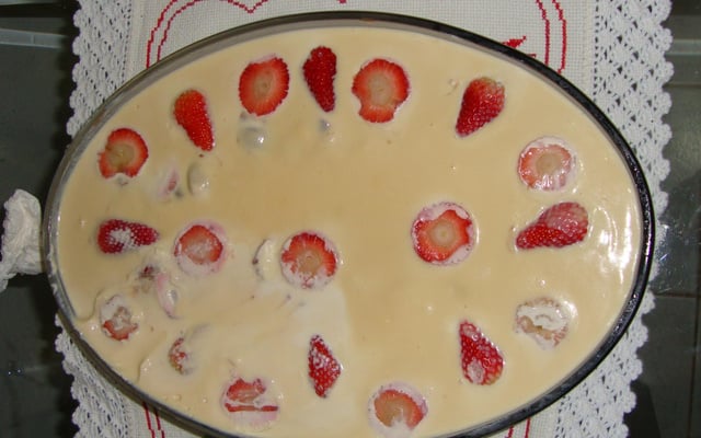 Torta Trufada de Chocolate Branco e Preto com Morangos