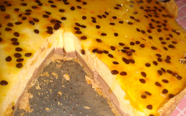 Torta de maracujá com caminha de ganache