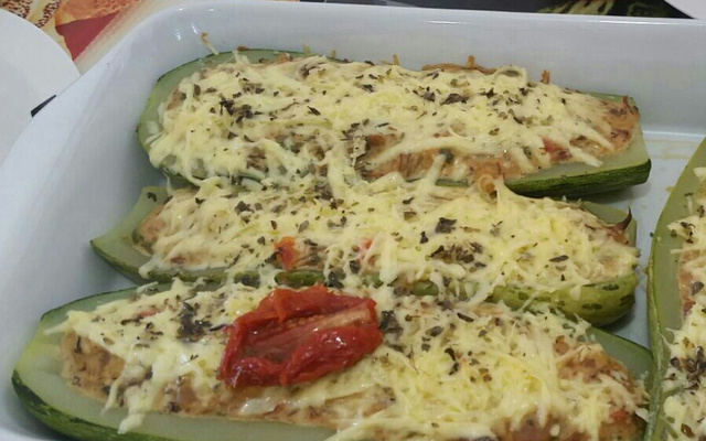 Canoa de abobrinha recheada com carne moída