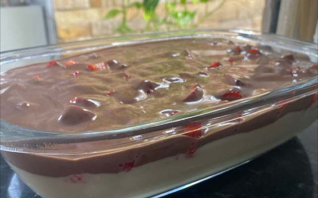 Pavê de chocolate com morangos