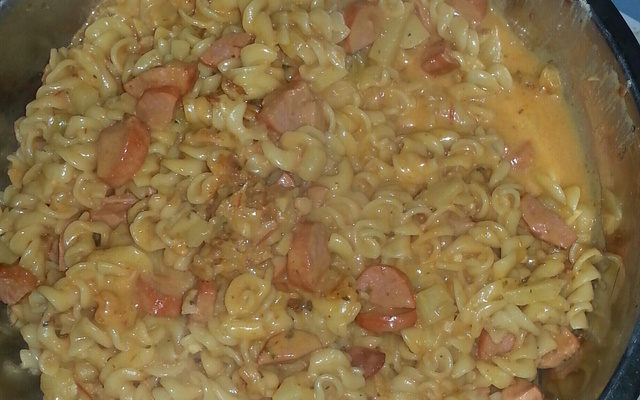 Macarrão com salsicha na panela de pressão