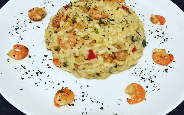 Risoto de camarão flambado com alho-poró e champignon