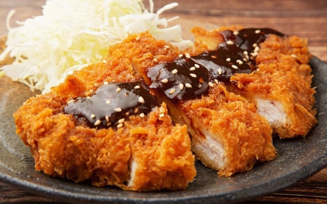 Tonkatsu de porco empanado e frito com molho por cima