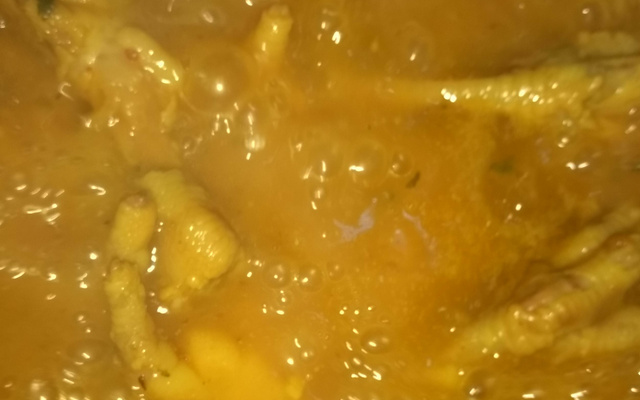 Caldo de pé de frango