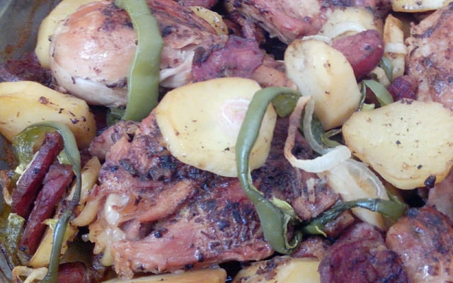 Frango assado na cerveja com bacon e calabresa