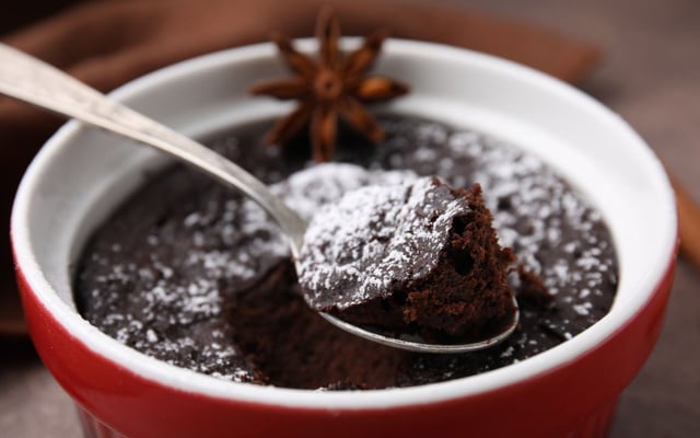 Bolo de caneca de chocolate sem ovo e sem leite fofinho