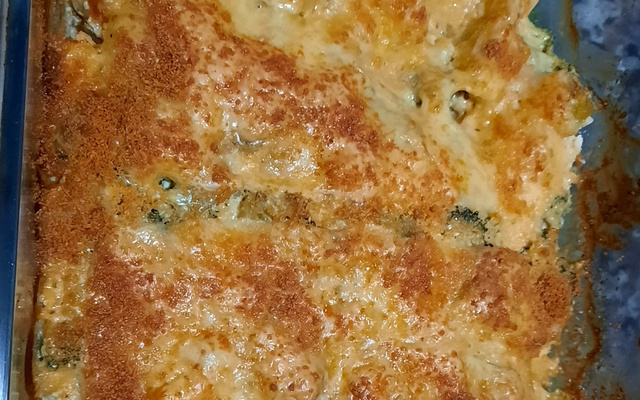 Peito de frango gratinado com brócolis