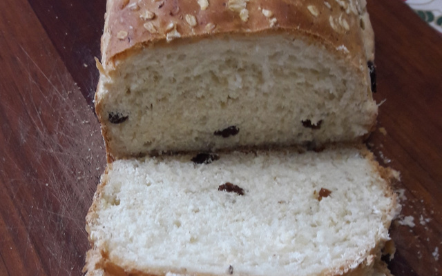 Pão de aveia, quinoa e uvas passas