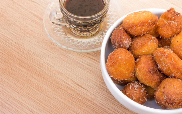 Bolinho de chuva de cenoura com calda de chocolate