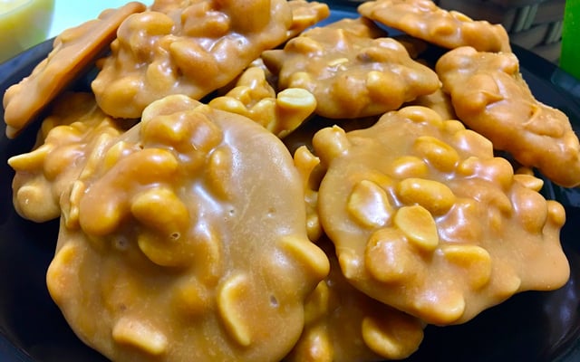 Pé-de-moleque com leite condensado