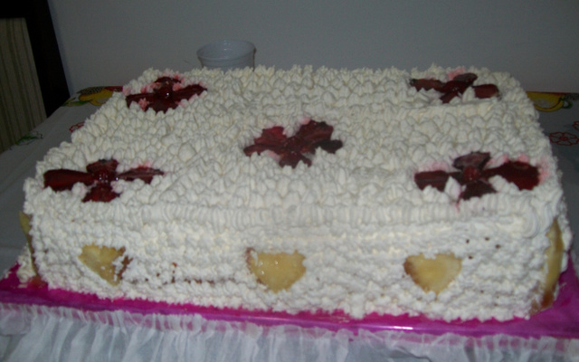 Torta de bolacha com pêssegos em calda