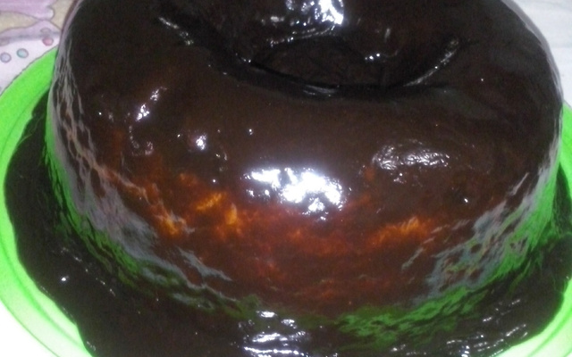 Bolo de cenoura com calda de chocolate de microondas