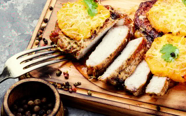 Fatias de lombo com abacaxi agridoce finalizado com salsinha