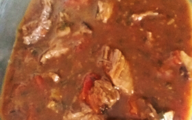 Acém na pressão com cerveja preta e creme de cebola