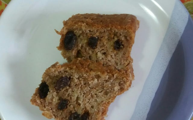 Bolo de maçã com canela e uvas passas