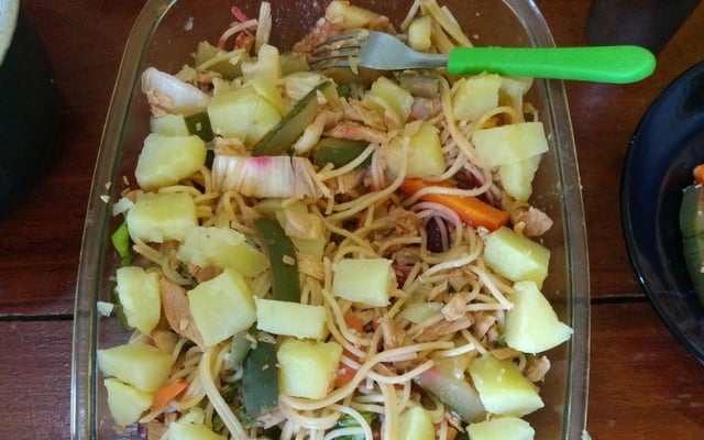 Macarrão com requeijão e peito de peru