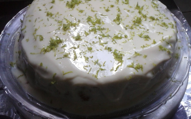 Bolo de limão com gelatina e iogurte