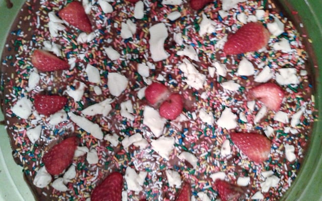 Bolo mousse de chocolate com morango