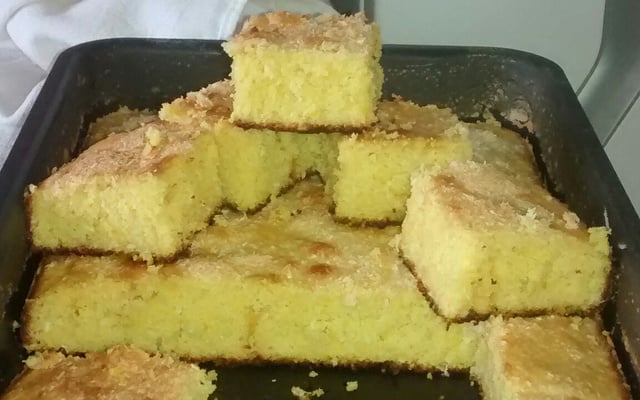 Bolo fofo de milho com coco