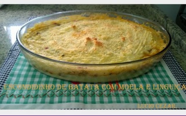 Escondidinho de batata com moela e linguiça