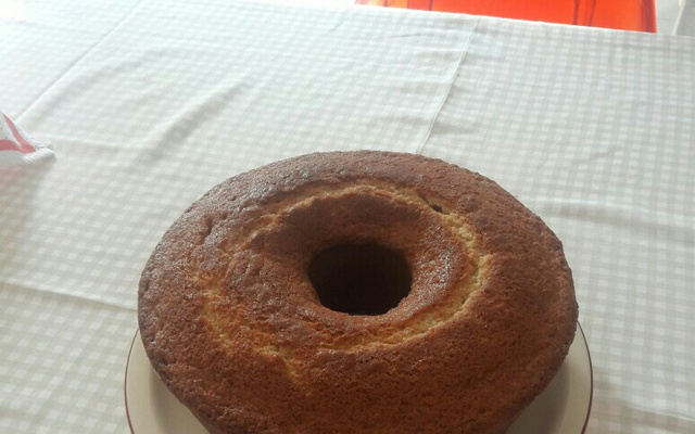 Bolo simples de coco com cobertura de chocolate (muito fácil)