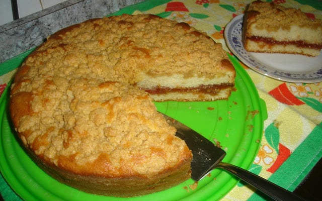 Bolo com recheio de goiabada e cobertura crocante
