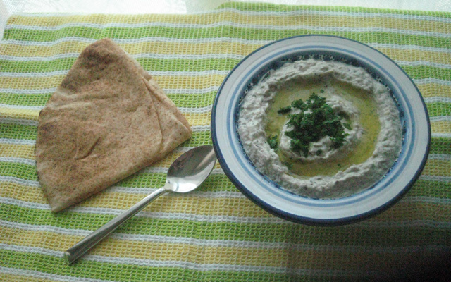 Pasta de berinjela com tahine (babaghanouj)