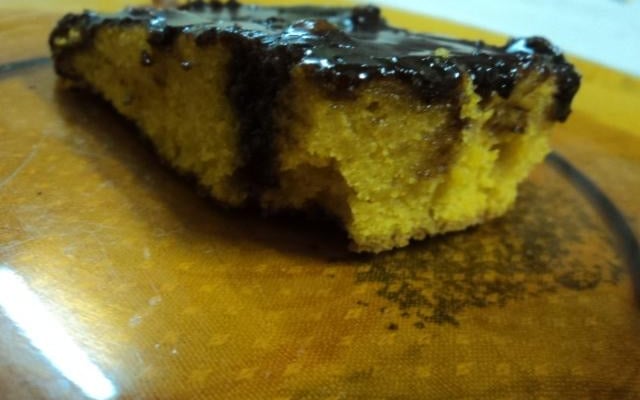 Bolo de cenoura com calda de chocolate
