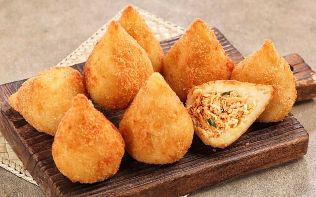 Coxinha com massa de mandioca recheado com frango