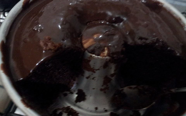 Bolo de chocolate com calda cremosa