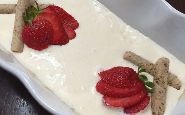 Pavê rápido de doce de leite com morangos