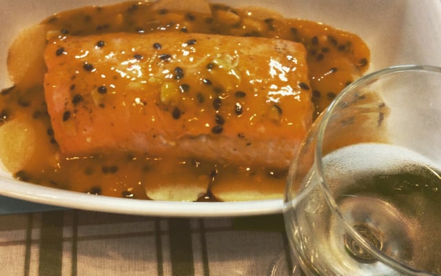 Salmão ao molho de maracujá
