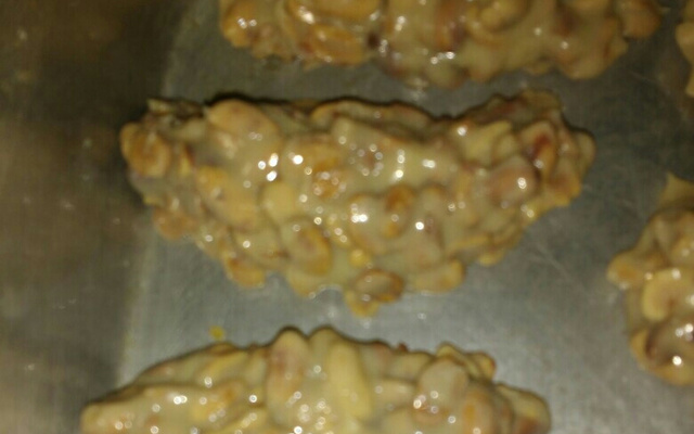 Pé de moleque com leite condensado