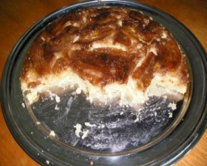 Bolo sem ovos de banana caramelada