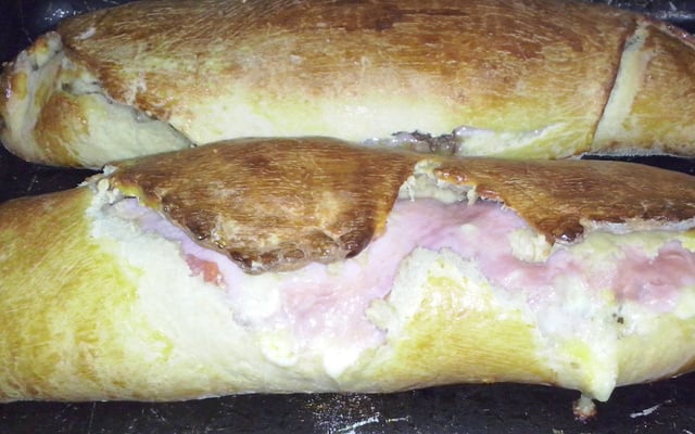 Pãozinho recheado com presunto e mussarela