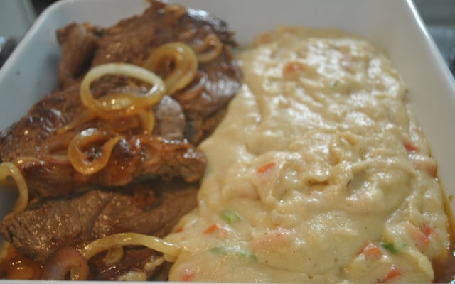 Carne de sol com pirão de leite