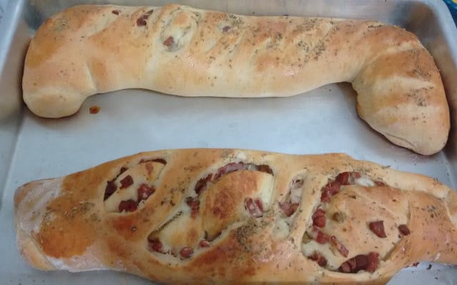 Pão de calabresa com catupiry feito na máquina de pão
