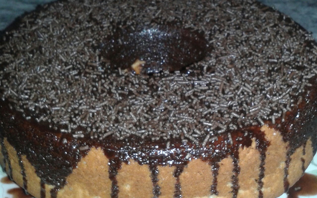 Bolo de laranja com cobertura de chocolate