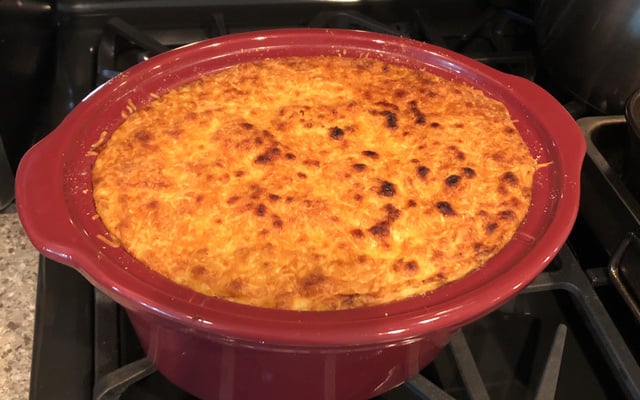 Bolo de batata com recheio de frango com requeijão