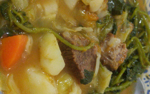Sopa de legumes com carne e macarrão.