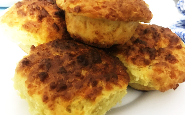 Bolinho de queijo com recheio de goibada
