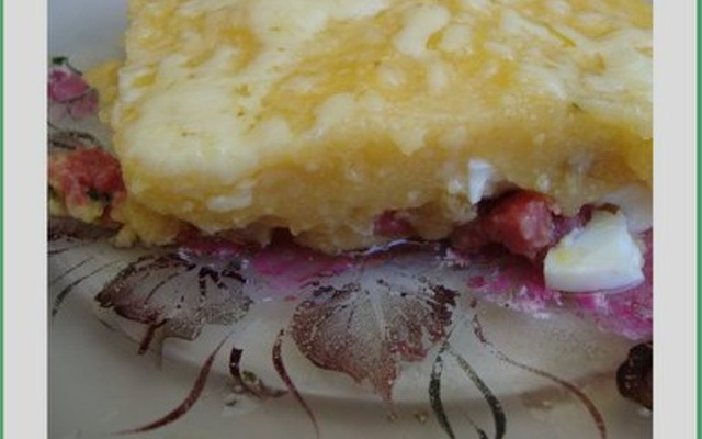 Polenta recheada com linguiça de porco e ovos